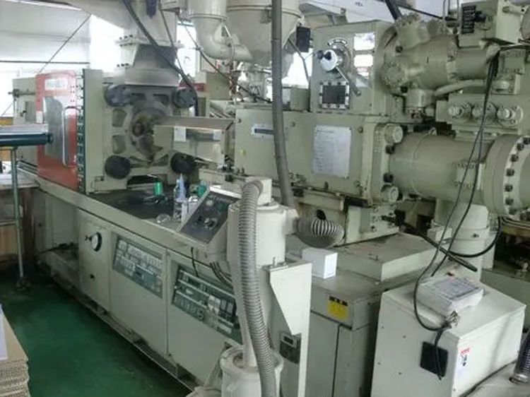 Injection Molding Machine 180 T