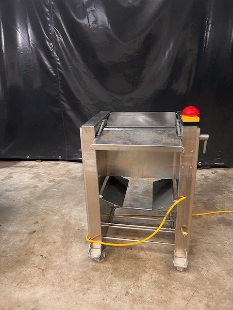 Nock Skinning Machine