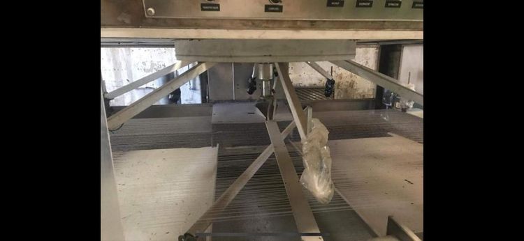 1 two-cabin pigmenting machine with 8 guns each