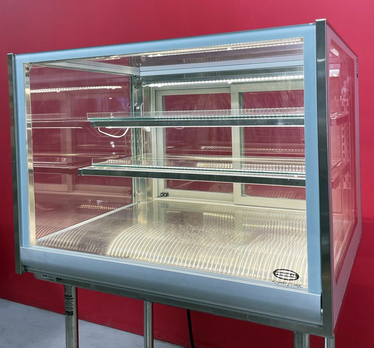Federal Full-Service 3-Tier Dry Lighted Glass Bakery Display Case