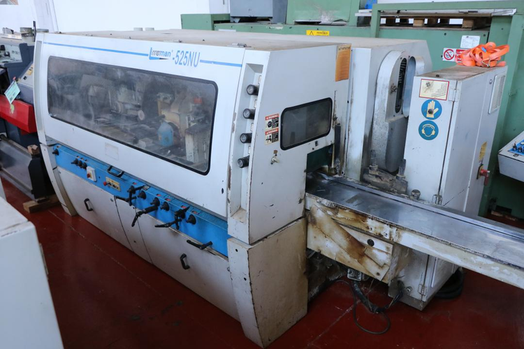 MOULDING MACHINE WITH UNIVERSAL SPINDLE