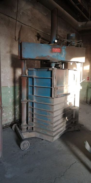 Gualchierani vertical bale press, yoc: 1980s, pressure: 7 tons