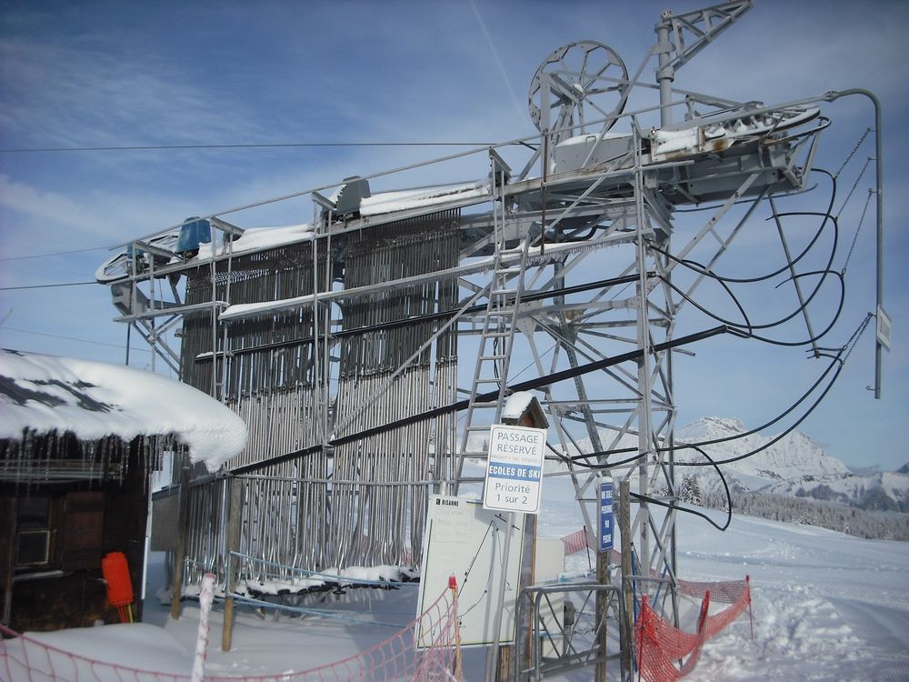 Detachable grip ski lift