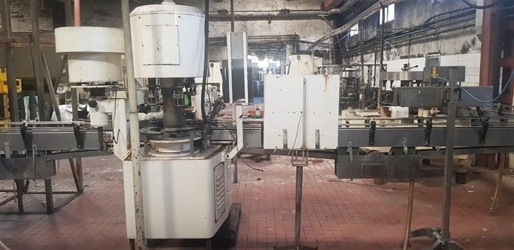 Bottle closing machine