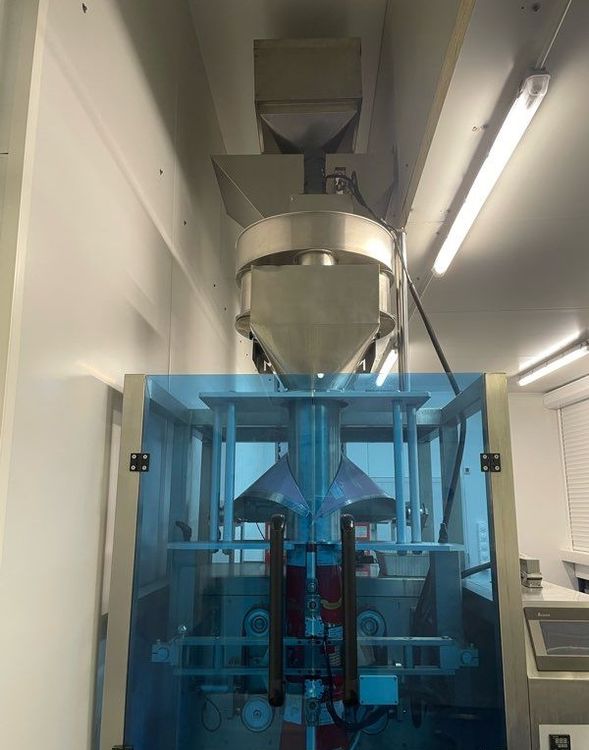 Vertical bagger with vertical conveyor