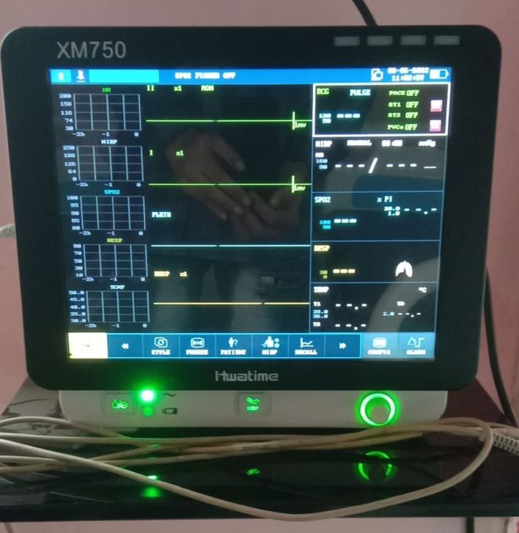 XM 750 5 Patient Monitor