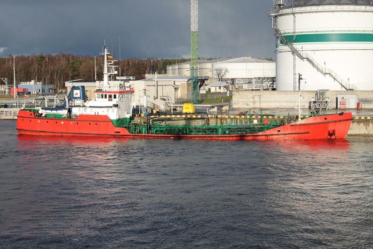 Oil Tanker, Single Hull blt dwt 1000 on 3.8m