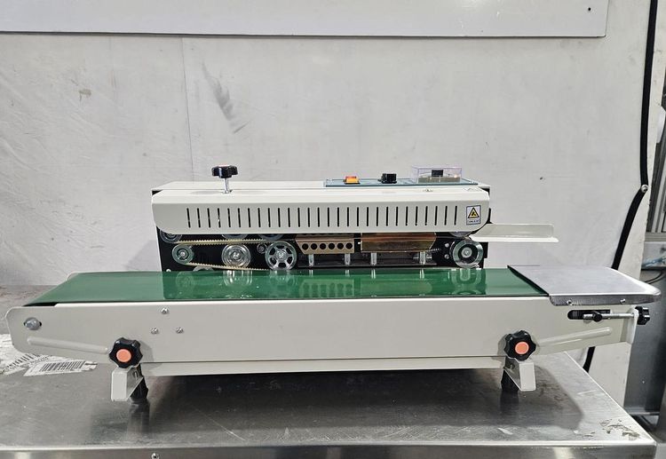 Heat sealing machine for bags and soft pouches