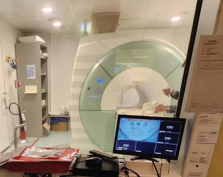 Siemens Essenza 1.5T MRI
