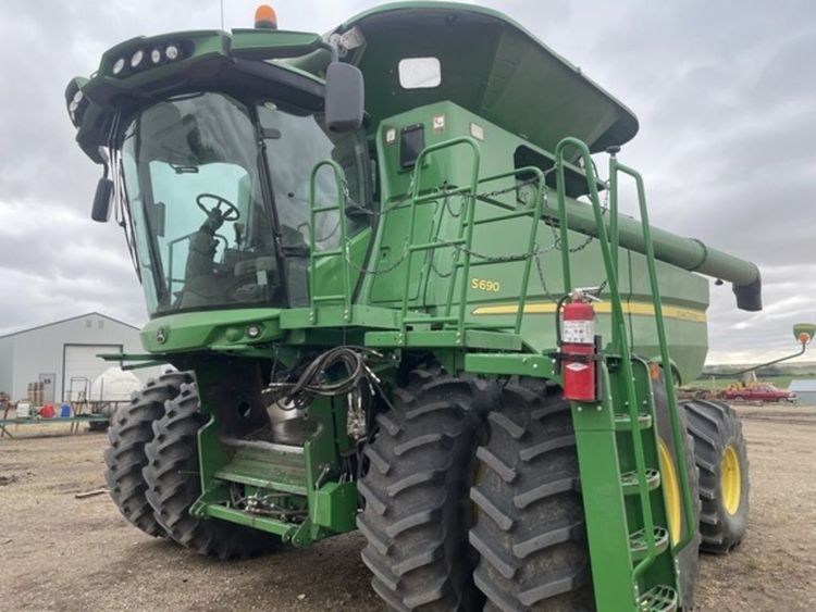 John Deere S690 Combine 1541