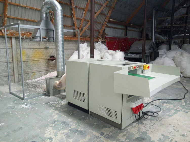 cutting the polyurethane foam waste for a polyurethane recycling processes