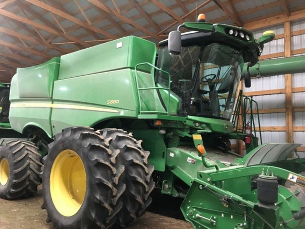 John Deere S680 Combine