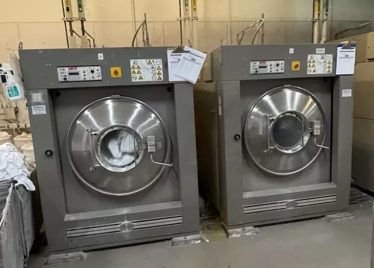 Milnor 36030F8J 130lb Washer