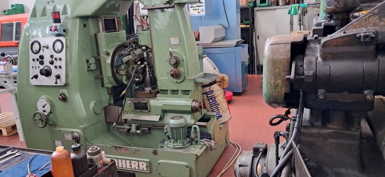 2 Liebherr L300 and L400 Variable Speed GEAR MACHINE