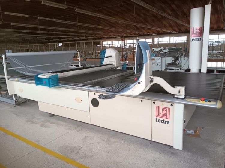 Lectra fabric cutting machine