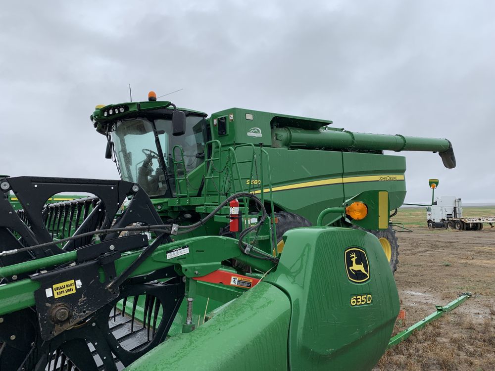 John Deere S680 Combine