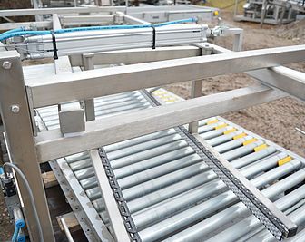 Hytrol Case Transfer Conveyor w/ Powered Roller Conveyor