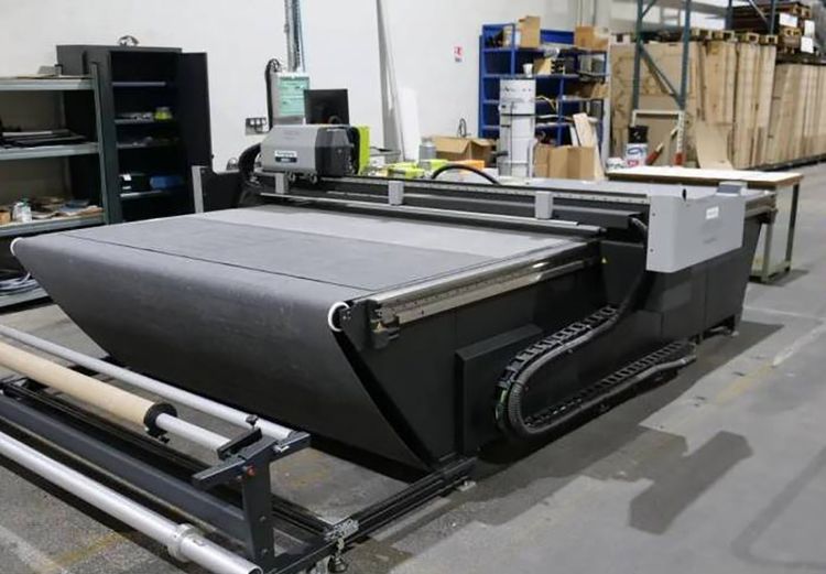 Esko, Kongsberg C44  320 x 221 cm