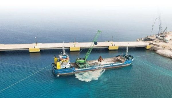 CLAMSHELL DREDGER Gross tonnage: 860 tonnes