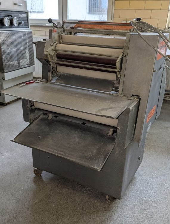 Kasper, Universum HWM 50/70  Croissant wrapping machine