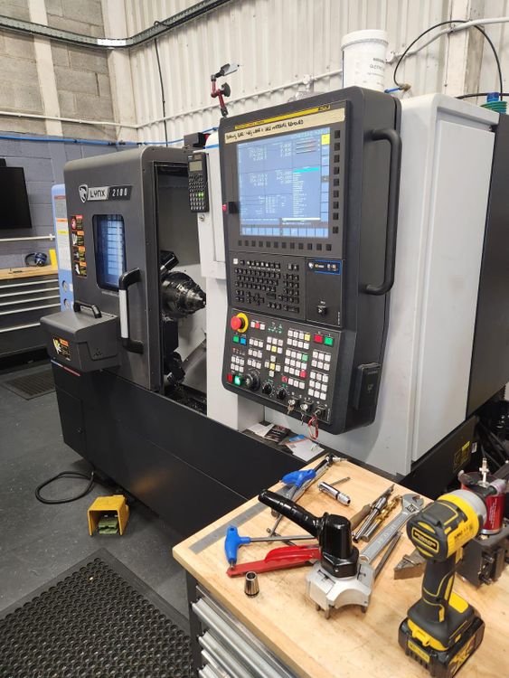Doosan FANUC i Series 4500rpm Lynx 2100B 2 Axis