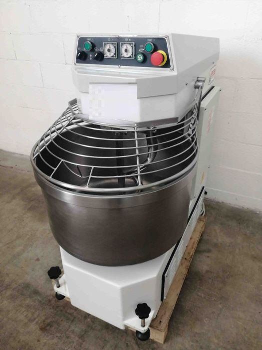 Spiral kneading machine
