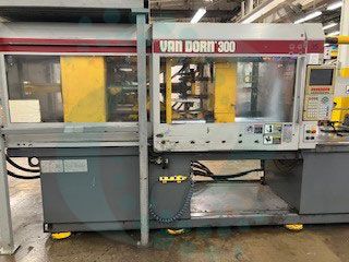 Van Dorn 20 oz.Injection Molding 300 T
