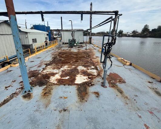 Spud/Quarters Barge 571