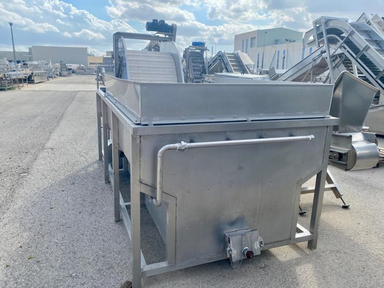 Washer for fruits and vegetables with elevator