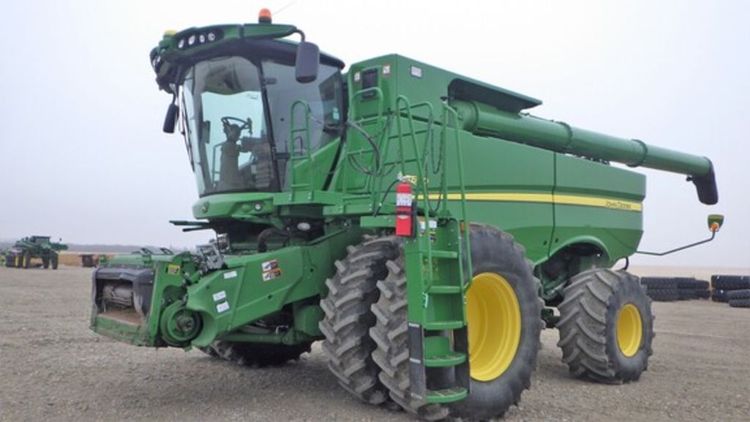 John Deere S690 Combine