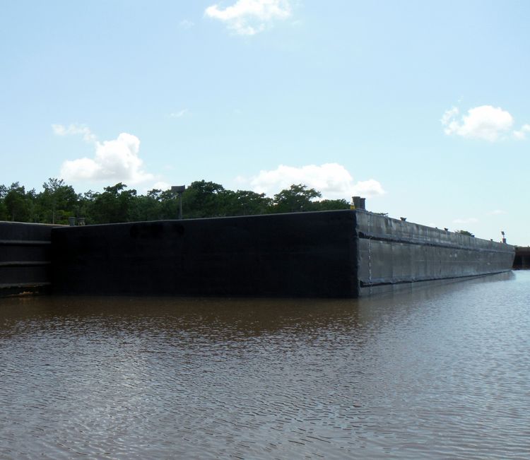 Size: 220’ x 60’ x 14’ Type: Deck Barge