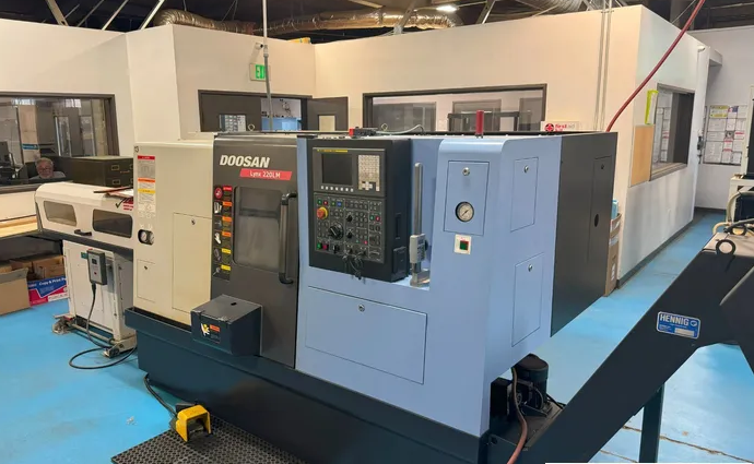 Doosan Fanuc i Series CNC Control 6000 RPM LYNX 220LMA 2 Axis