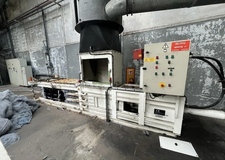 Decoval horizontal bale press