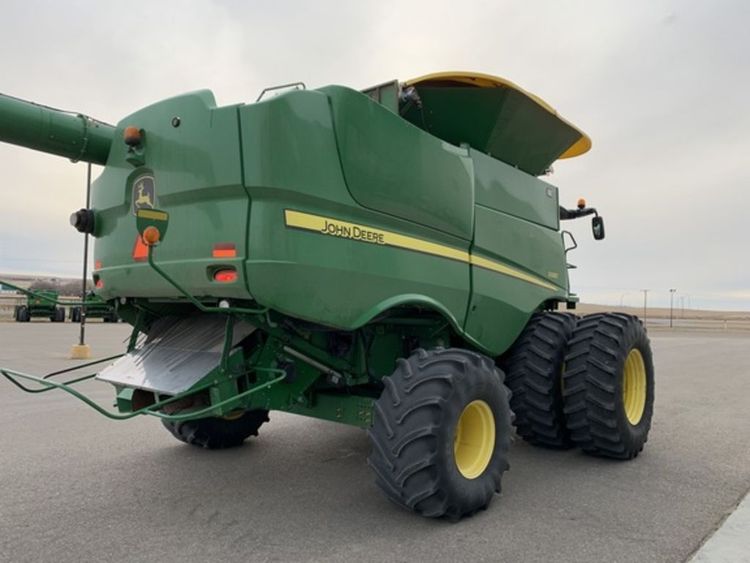 John Deere S680 Combine