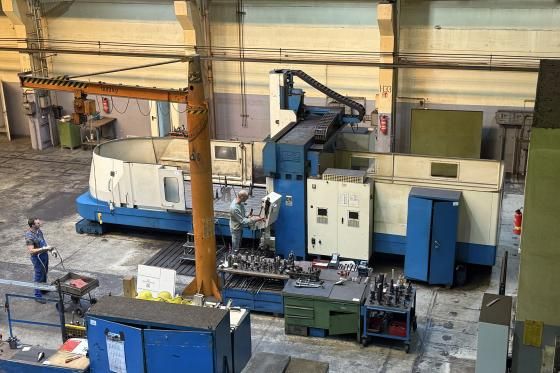 Kao Ming KMC 4000 SV-H 4400 rpm Distance table to spindle nose: 213 - 1093 mm