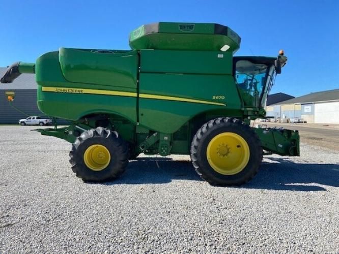 John Deere S670 Combine