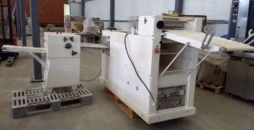 Croissant forming machine