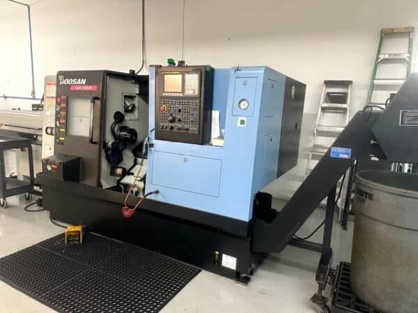 Doosan DOOSAN FANUC Series I CNC control 6,000 RPM LYNX 220LM 2 Axis