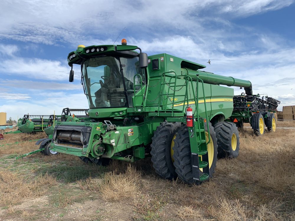 John Deere S680 Combine