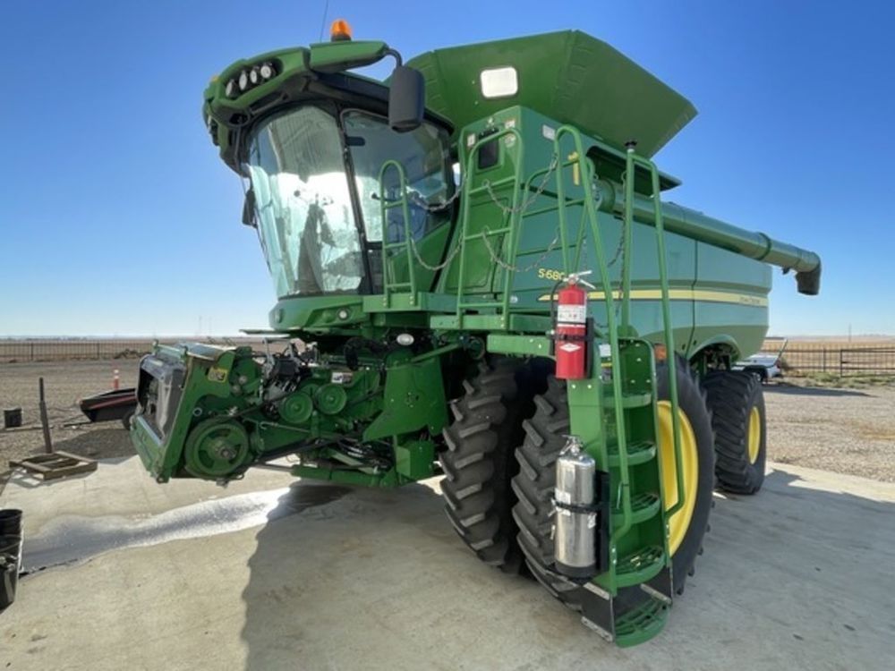 John Deere S680 Combine