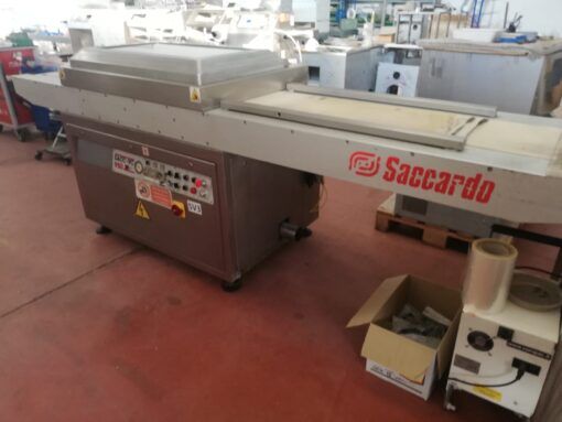 Vacuum packaging machine