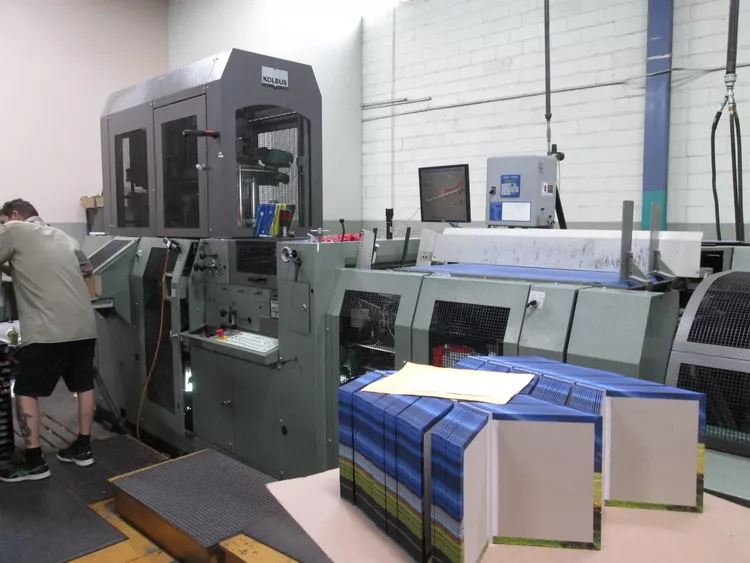 Kolbus BF 525 Compact flow line with FE602