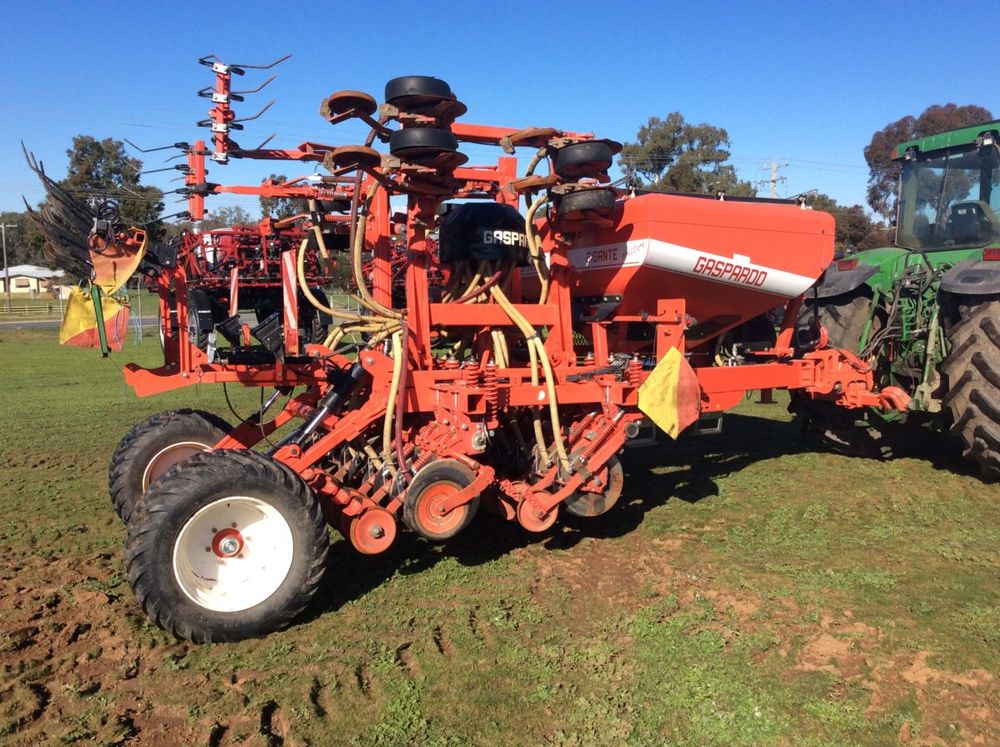 GIGANTE 400 26 Tillage and Air Seeders