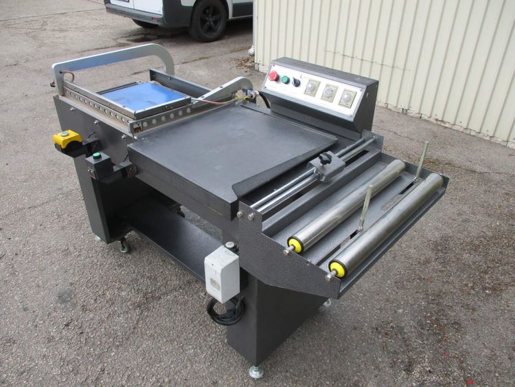 Shrink wrapping machine