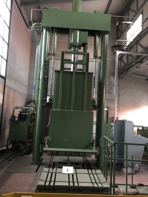 Gualchierani vertical bale press