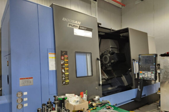 Doosan Doosan-Fanuc i Series 2000 rpm Puma 5100LYA 2 Axis