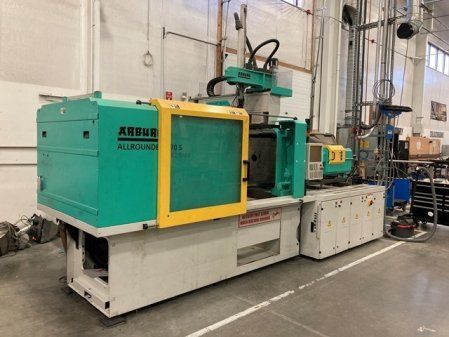 Arburg 570S-2200-800 INJECTION MOLDING MACHINE 242 TON