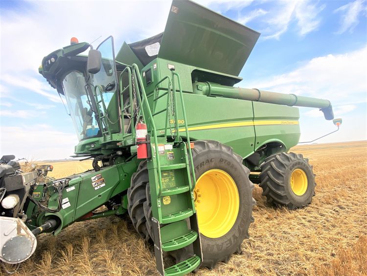 John Deere S680 Combine