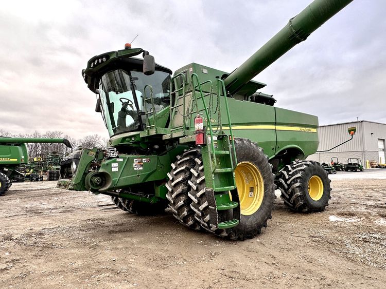 John Deere S780 Combine