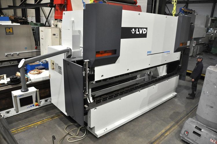 LVD PPEC 220 ton x 4200 mm CNC 220 ton